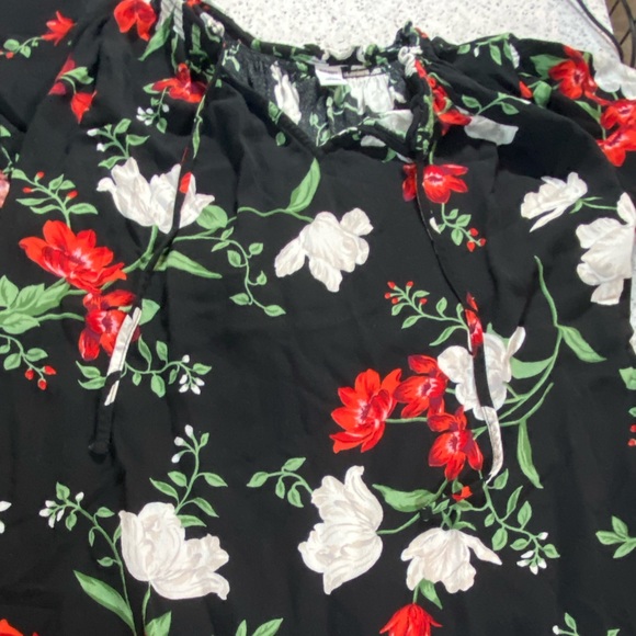 Old Navy Flutter Sleeve Top - Picture 4 of 7